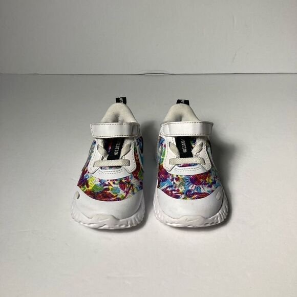 Nike Revolution 5 Fable Size 4C CW1605-100 - Picture 2 of 9
